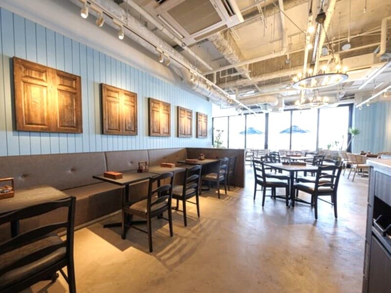 【会場】
本国のアンティークな調度品や器が現地の雰囲気を演出し、開放感のある大きな窓からは海を眺められます◎