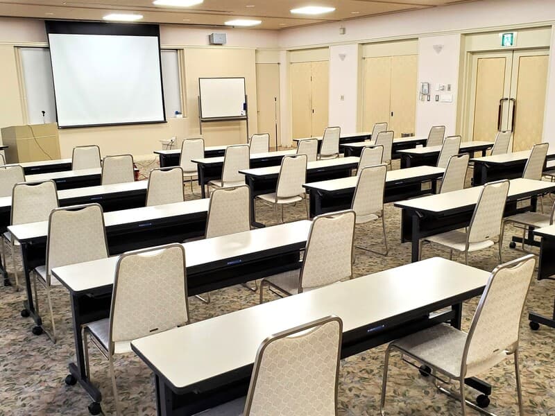 【会場】
オリオンは最大40名様まで収容可能です。
WEB会議等にご利用いただける光回線を設置しております(Wi-fiではありません)
