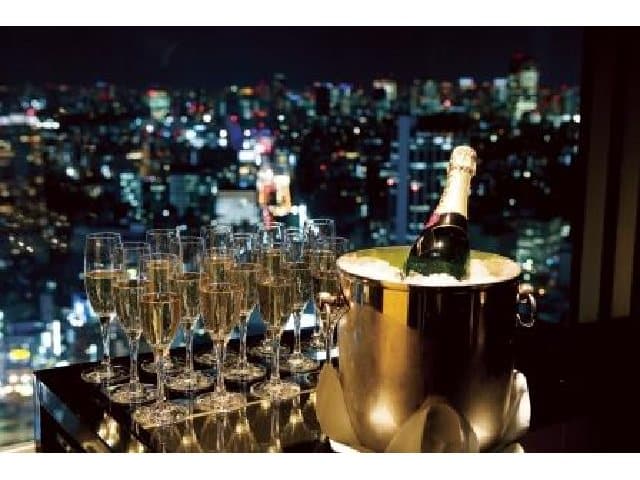 夜景を望む会場で会話も弾みます。
