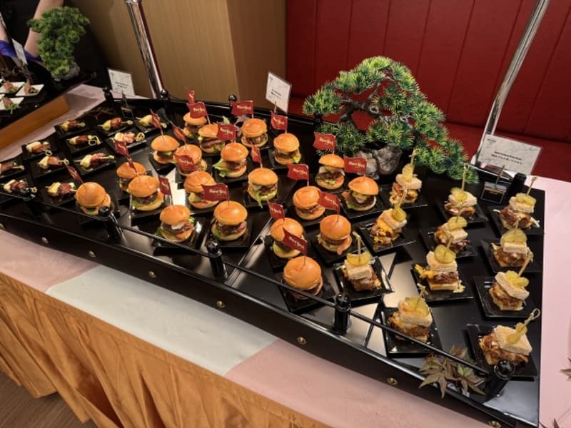 立食パーティお料理イメージ。
普段の大きいバーガーだけでなく、
1口サイズのバーガーに変更などのご要望にも対応可能！