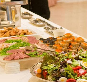 結婚式場のシェフが腕を振る料理やパティシエが作るウエディングケーキが大人気！飲み放題付きのプランは、6,000円（税込）～ご用意しております♪