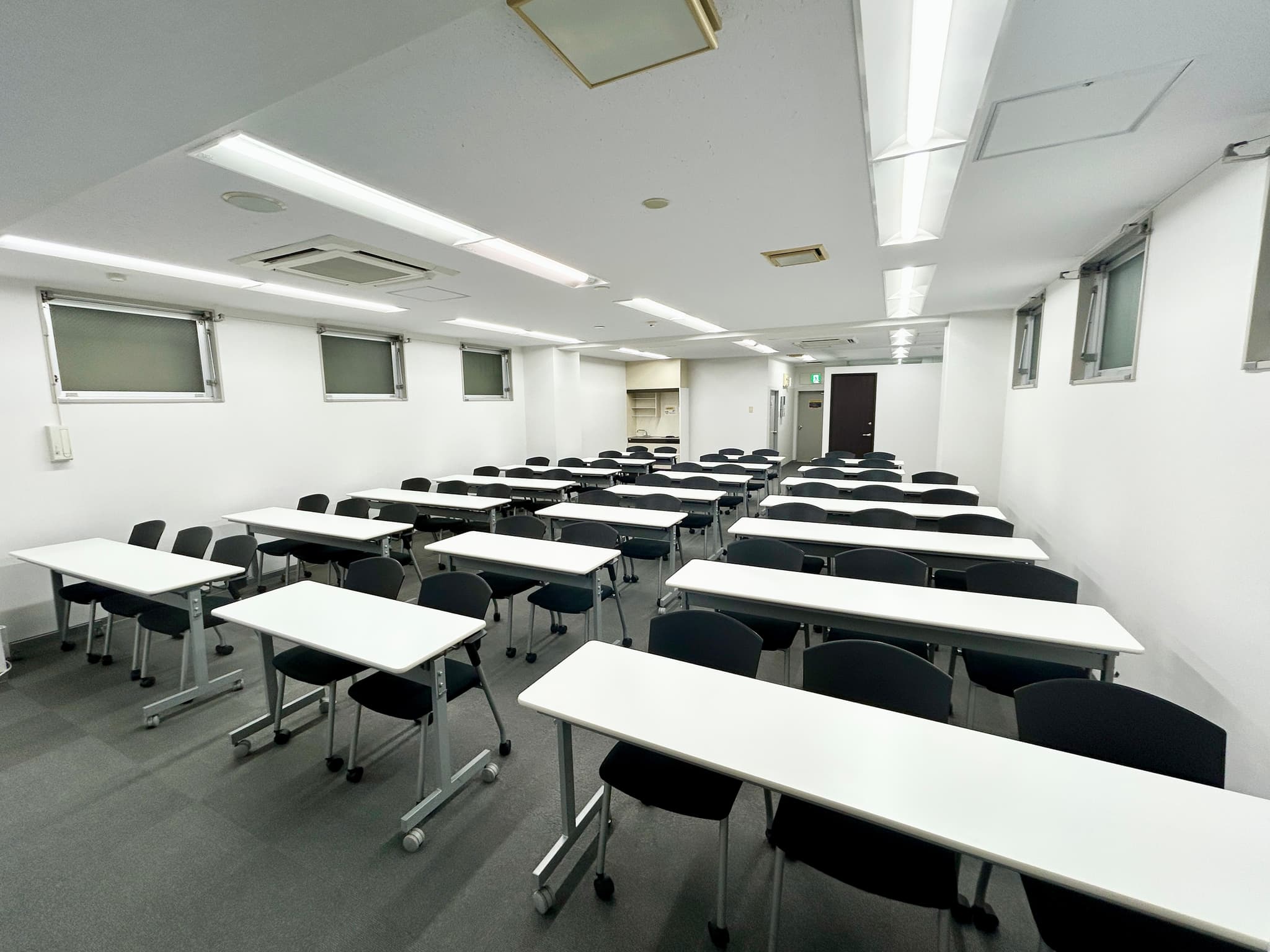 スクール形式で52名着席可能です!