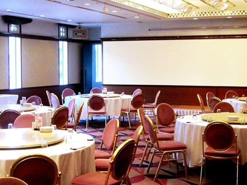 【椿】TSUBAKI
36～80名まで収容可能
椿・朝顔 2部屋使用時　100～180名まで
着席・シアター・立食・スクール・ロの字対応可能