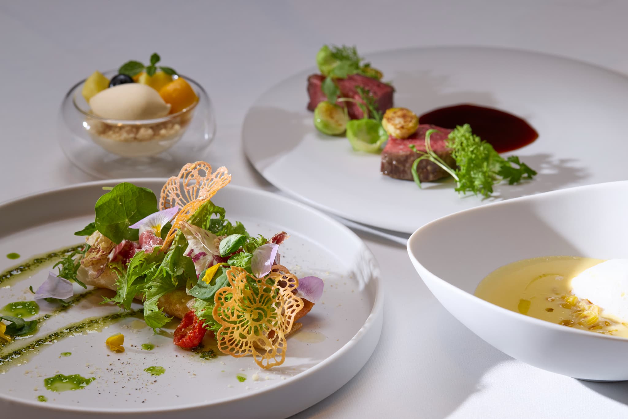 こだわりの料理
厳選した食材の魅力を最大限に引き出した、上質な料理をご提供
瀬戸内や日本海から届く海の幸や旬の野菜
世界各地から選び抜いた食材を融合させた一皿一皿がゲストの心に残る特別なひとときを彩ります