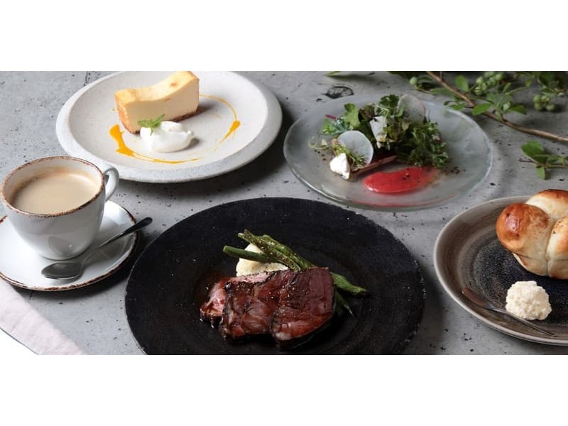 料理（着席スタイル）
季節の食材もふんだんに使用したシェフ特製フルコース