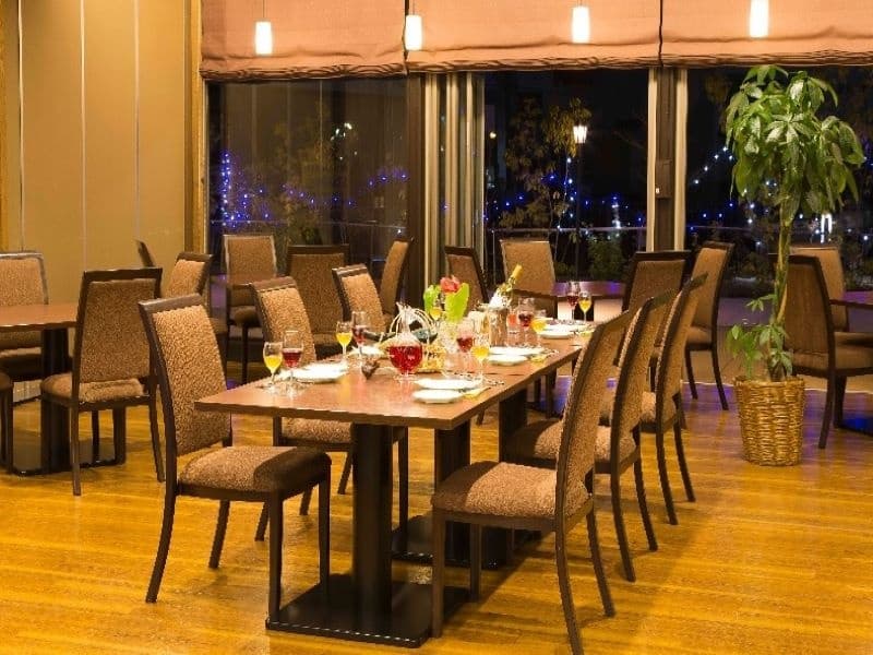 【店内】夜は照明効果で雰囲気も変わります。マイク・音響も完備で余興での利用も可能。装花手配等も要ご相談ください。