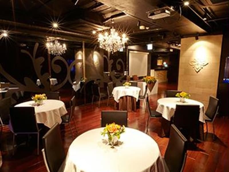 各線銀座駅より徒歩３分！最大７０名様まで貸切可能！ アクアリウムとシャンデリアが輝く落ち着いた雰囲気の貸切空間。
