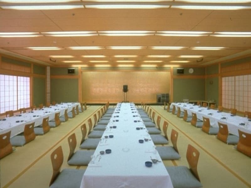 【大広間】
98畳　宴会スタイル
ステージ有り カラオケ可