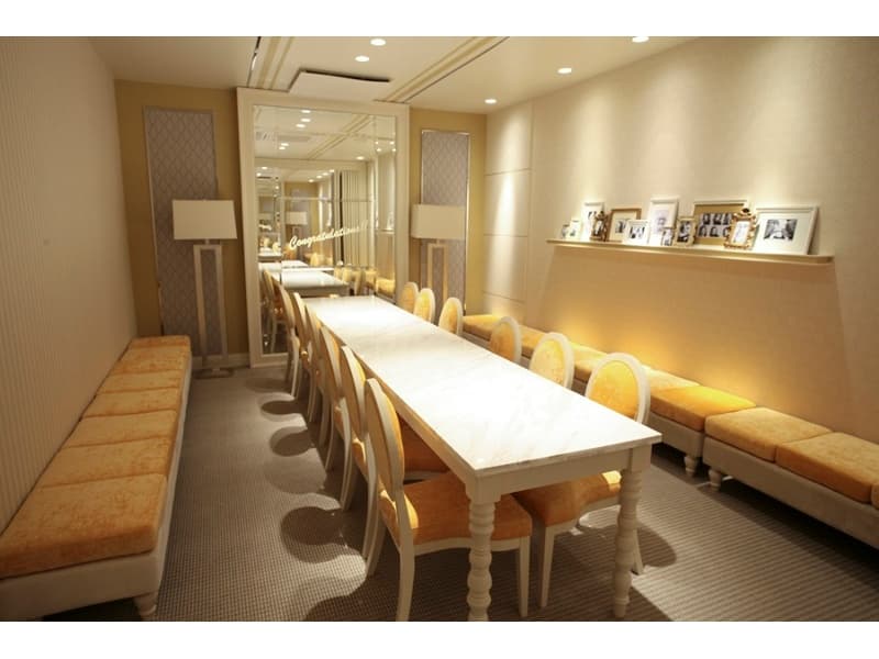 小サイズの宴会場
着席～25名
