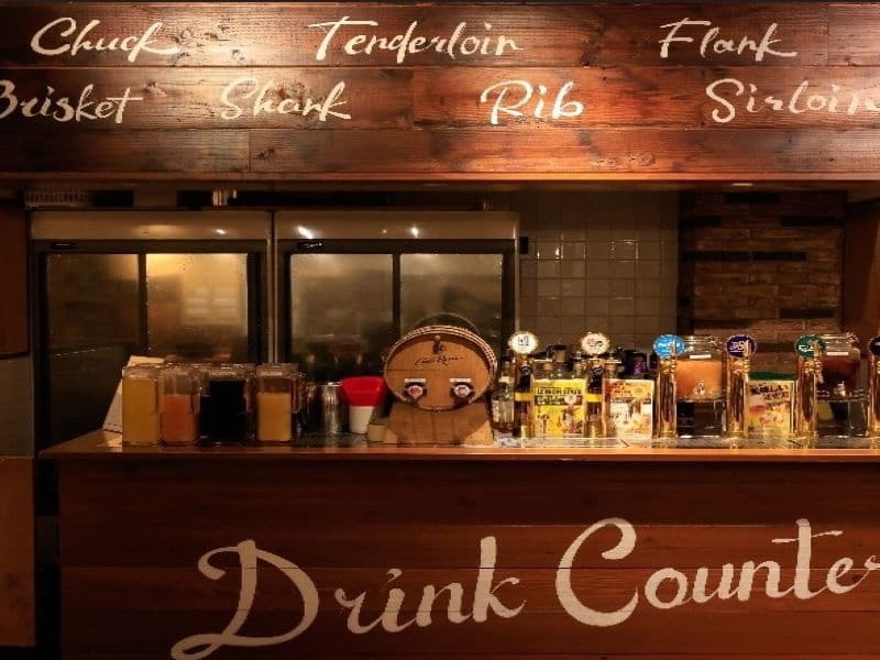 お飲み物は特設ドリンクカウンターで！
自分で注げる樽生ビール４種完備！
