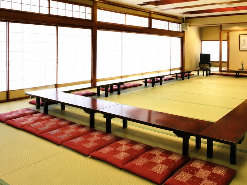 【会場】
元禄の間は最大36名様まで収容可能で、会場を分割してのご利用も可能です。
和室ですが、洋スタイルに変更も可能です。