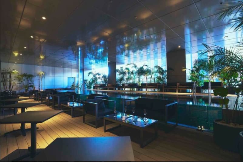 ソファ席と空間全景_X PLACE water terrace<歌舞伎町タワー5階>