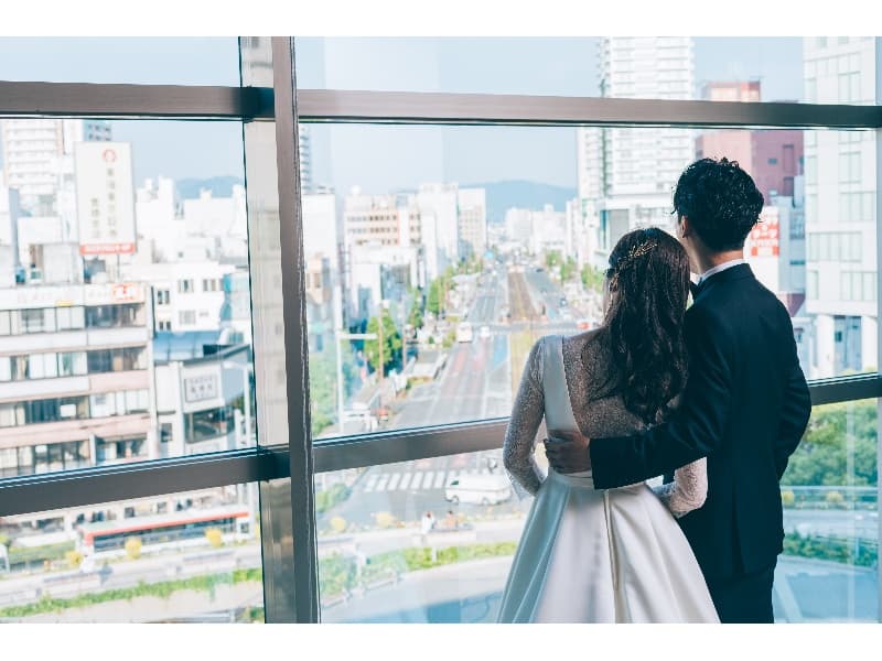 豊橋らしい街並みを一望できる宴会場フロアのホワイエスペース