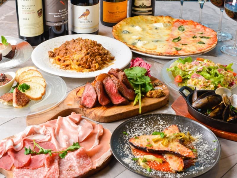 当店自慢のピザやパスタにメインのお肉まで堪能できるコースが好評