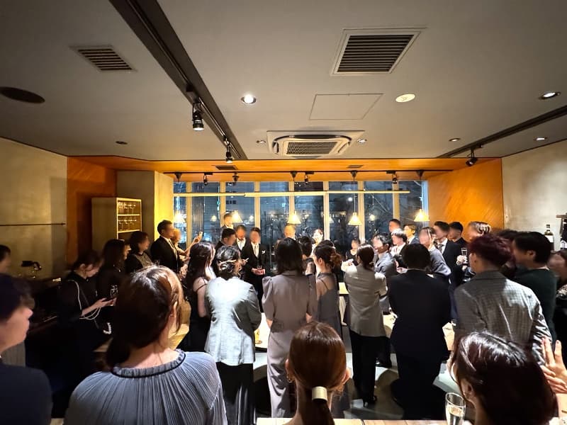 各種演出・手配もお気軽にご相談ください。
装花やヘアメイク、プロ司会者の手配はもちろん、カラオケ、シャンパンタワーなどのご相談も承ります。