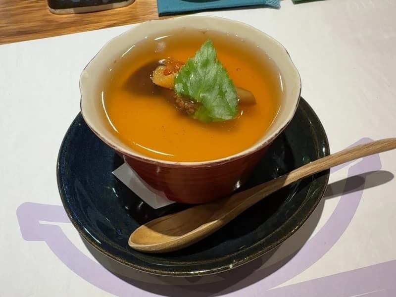 旬の食材を丁寧に使用し、なめらかで深みのある味わいに。素材の甘みと旨味が凝縮された、体に染み渡る一椀です。