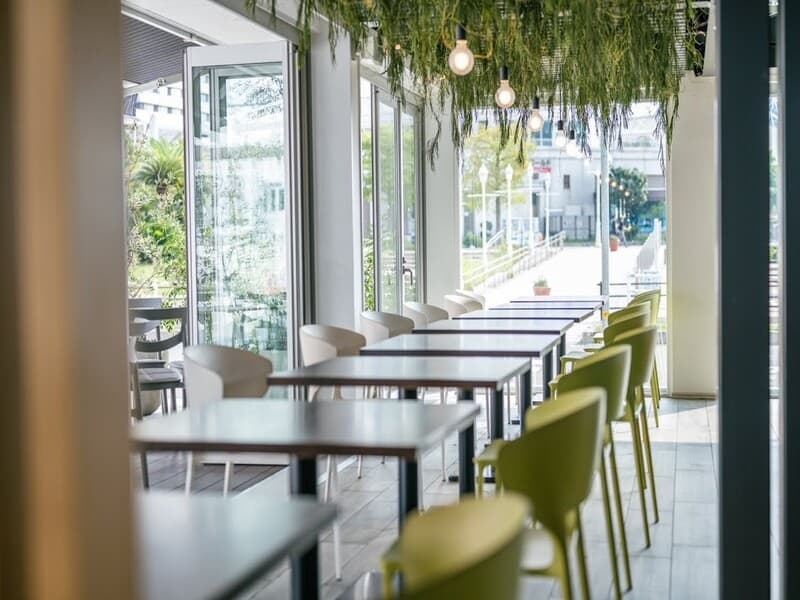 自然光が差し込む明るい店内。少人数のランチ会やミーティングにも最適です。