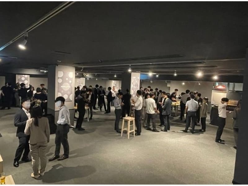 卓球台をすべて格納して利用されている様子