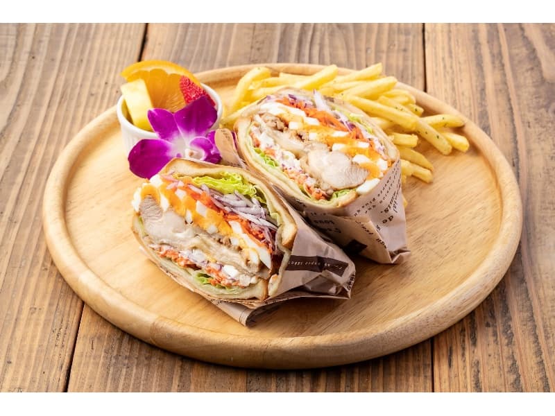 ジューシーに焼き上げたチキンが野菜のシャキシャキとした食感とよく合う