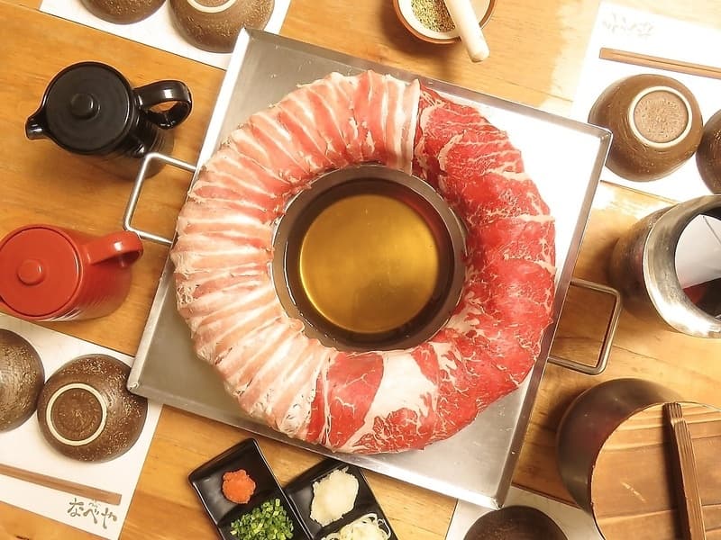 牛肉を花のように盛り付けた鍋料理