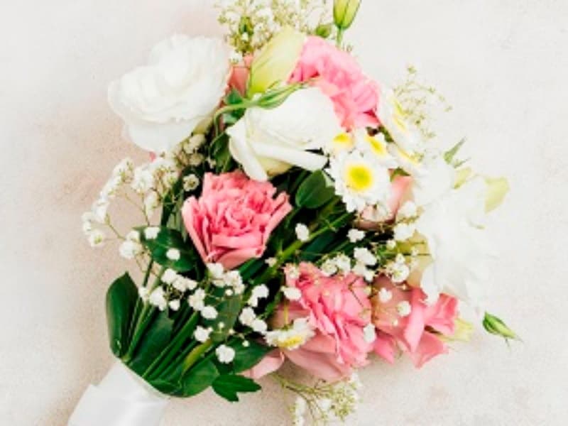 「ANNIVERSARY　花束」

装花のお手配は2日前までにご予約ください。
※2名様～前日迄予約
※当日のキャンセルの場合はキャンセル料をいただく場合がございます。
贈呈用花束のｐ手配も承ります。