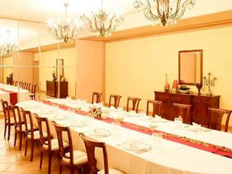 【2F 小宴会場　ROU-朗-】
面積：74平米
収容人数：立食30名　正餐30名　スクール36名　シアター52名
少人数でのお食事会・ブッフェパーティーのほか、面接や控室・分科会などにも便利な会場です。