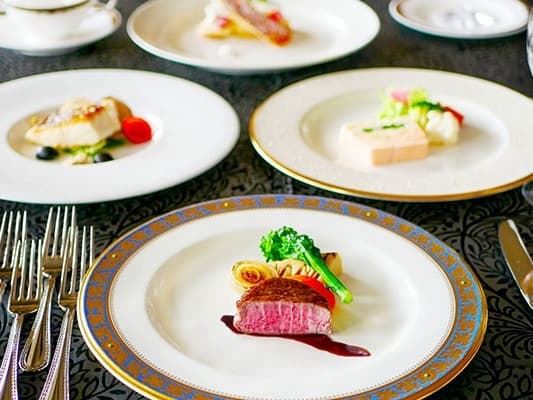 【結婚式二次会】
～アルコール＆ソフトドリンク　しっかり楽しめる～
バンケットパーティー洋食フルコースプラン