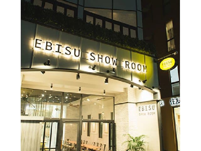 外観
JR恵比寿駅西口を出て駒沢通り沿いに真っ直ぐに進むと、左手に当店が見えてきます。
駒沢通りを直進のみ!ゲストの皆様も迷わず来られて好アクセス!商店街を抜けると現れる白くお洒落な外観をすぐに見つけることができます!