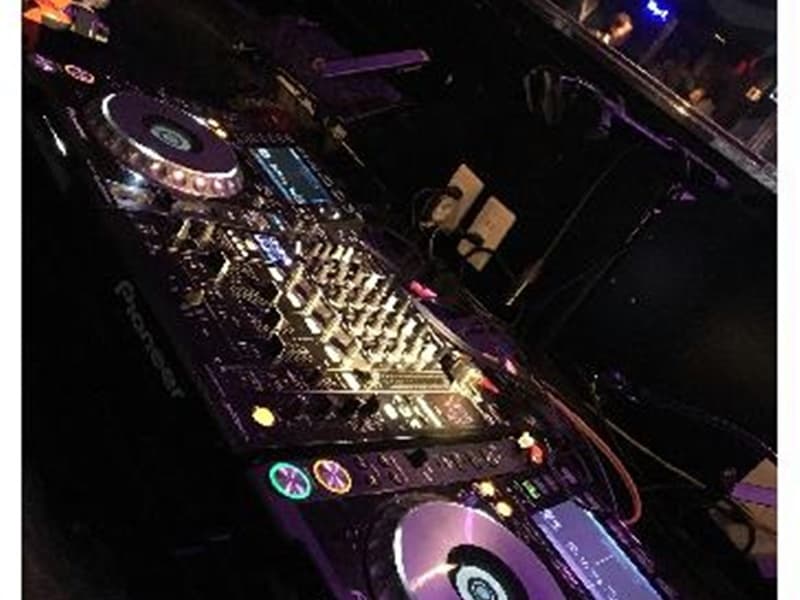 DJブースもご利用可能★