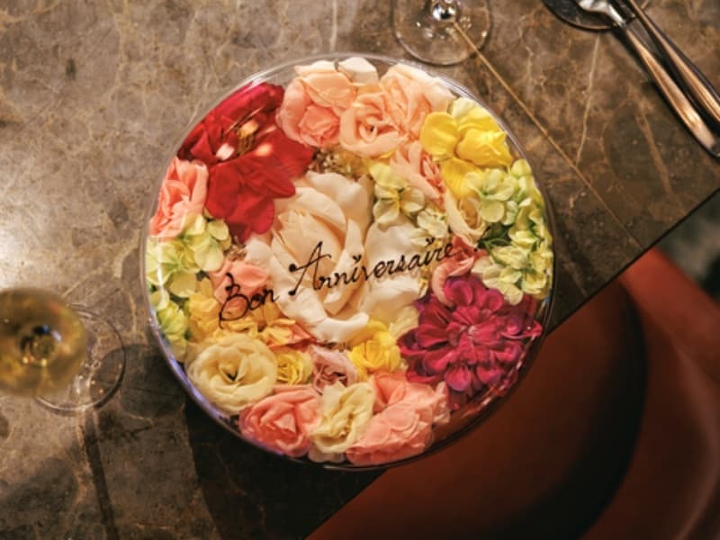 「Bon Anniversaire」のメッセージを添えた花束のようなフラワーボックス。記念日やお祝いのサプライズ演出にご利用いただけます。