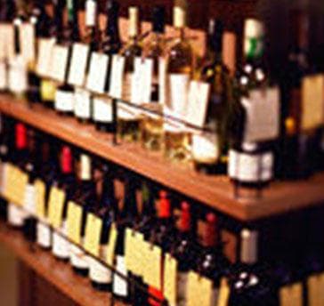 店内にはインテリアの一部としてワインボトルを装飾！見たことのあるワインボトルを探すのも楽しい