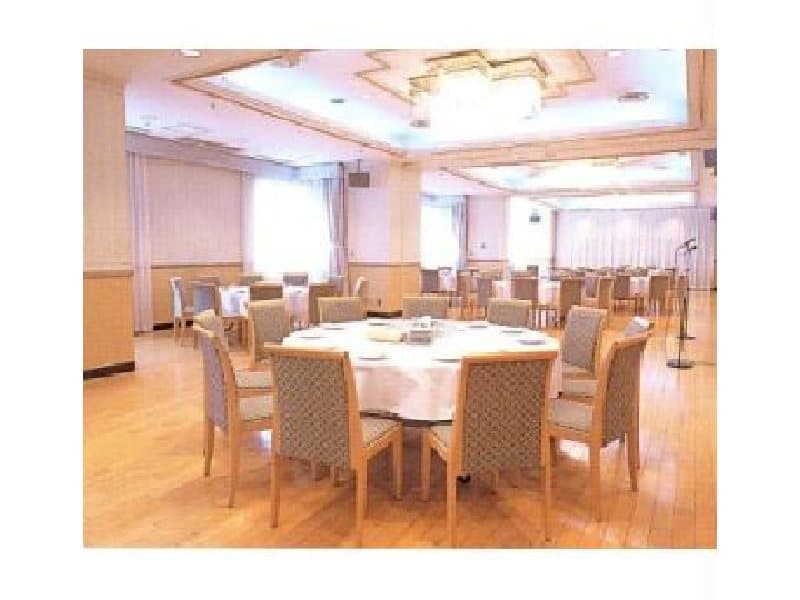 【コニファールーム】
・パーティー（着席）：50
・パーティー（立食）：50
・会議（学校型）：68
・会議（角型）：36
・会議（劇場型）：75
