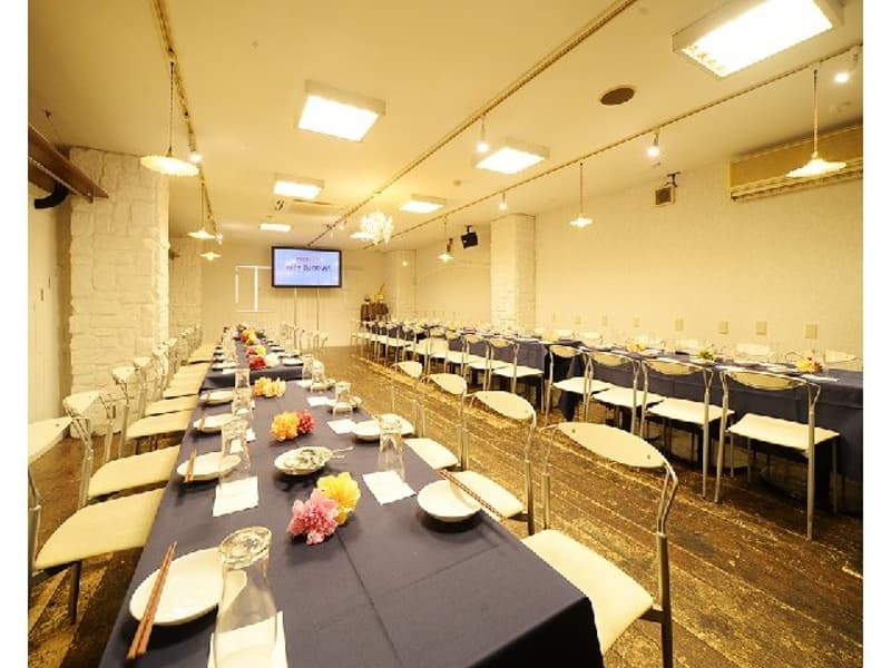 ◆結婚式の二次会や会社の宴会などにも人気のフロアです◆当店は全フロア調光可能です♪収容人数20名様~100名様まで対応♪ ◆ 少人数から大人数も大歓迎の広々空間です♪BARカウンター・大型プロジェクター・音響設備・マイク・控え室・エレベーター・トイレ完備♪