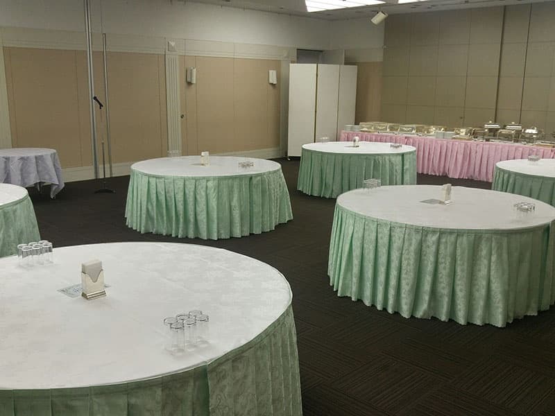 【２階　羽衣】面積144㎡・天井高4ｍ
立食50名／着席24名　ご親族のお披露目会食におすすめです。
