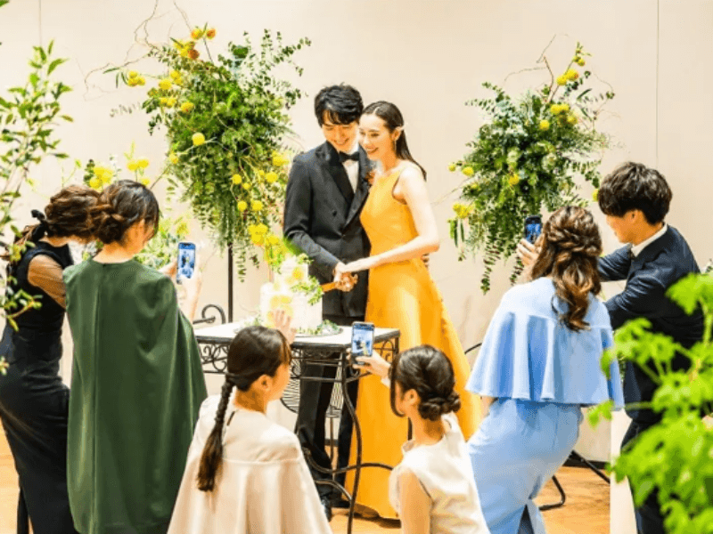 少人数だからこそ叶う、ゲスト一人ひとりとの特別な時間。ケーキセレモニーや写真撮影を楽しみながら、大切な人たちと心温まるパーティーをお過ごしいただけます