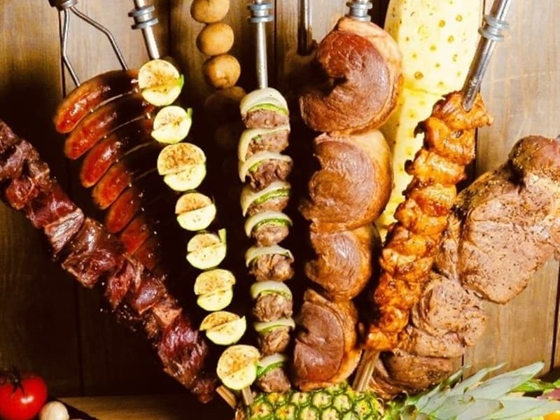 お料理はシュラスコで様々な種類のお肉をお召し上がり頂けます。