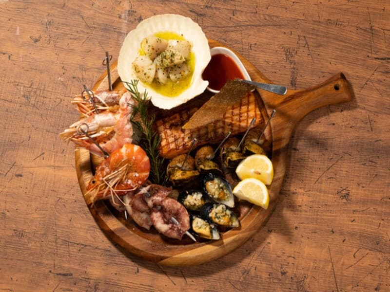 サーモン、海老、烏賊、帆立等の魚介６種を各々違った味付けでお召し上がりください！