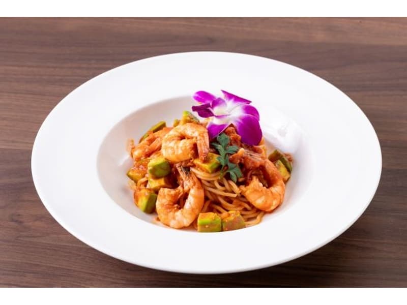 海老・アボカド・ベーコンの自家製トマトソースを生麺スパゲッティでどうぞ。