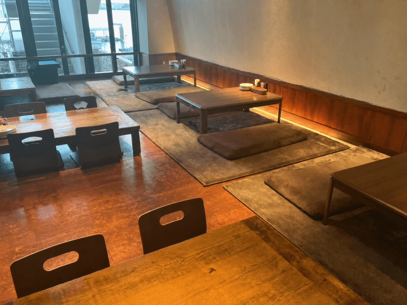 座椅子を配した2F小上がり・お座敷個室。着席20名まで利用できます。