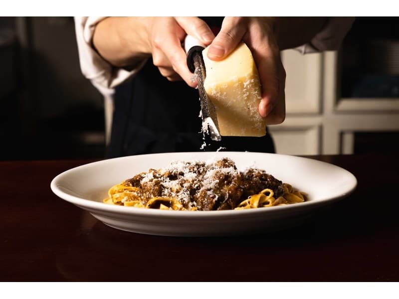 トスカーナ地方の伝統料理「ペポーゾ（牛肉の黒コショウ煮込み）」をソースにアレンジ。お肉の深いコクとピリッとした黒コショウのアクセントが、平打ちの生パスタに絶妙に絡みます。