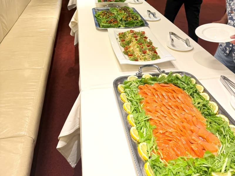 一皿一皿を芸術作品のように美しく仕上げた料理は、見た目の華やかさはもちろん、味わいでもゲストを魅了します。