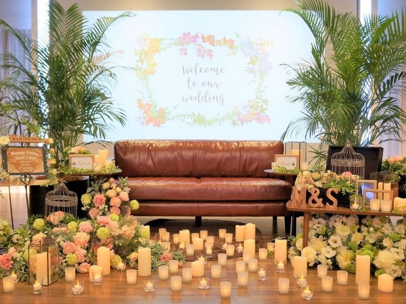 会場装飾もおまかせ♪
大人気のソファ高砂や
テーブル装花も無料でご用意！
もちろん式場からの持ち込み料も無料♪
