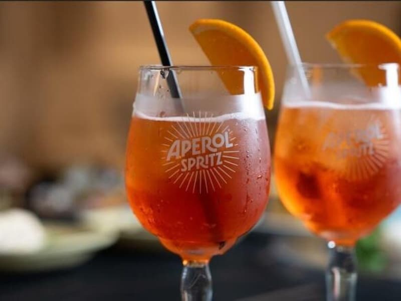 イタリアを代表する食前酒は、ほろ苦さと爽快な泡が食欲を刺激する