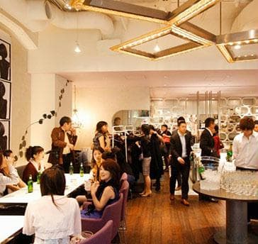 立席でも着席でもゆったりと過ごせる、自由でリラックスした雰囲気がゲストにも好評