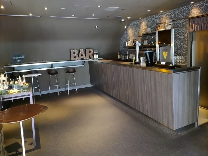【BARカウンター】5ⅿを超えるBARカウンターから70種類以上のドリンクが提供されます。