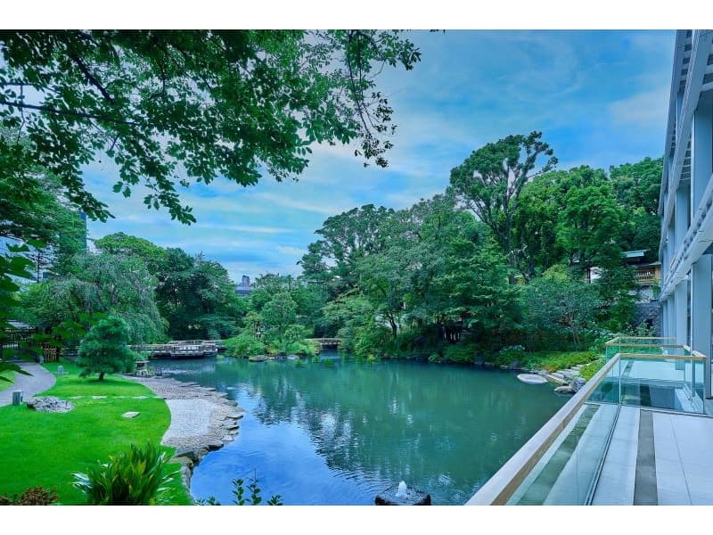 1F『神楽/かぐら』テラス
目の前に広がる1万坪もの絶景日本庭園。
春は桜、夏は緑、秋は紅葉をお楽しみいただけます。
『玉響/たまゆら』とあわせて1フロア貸し切り利用が大好評！
「表彰式+懇親会」、「総会+立食パーティ」等
様々なシーンでご活用いただけます。