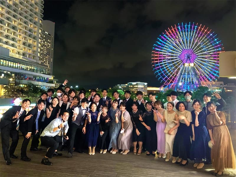 みなとみらいの夜景が美しいひろびろテラスでは集合写真の撮影も。