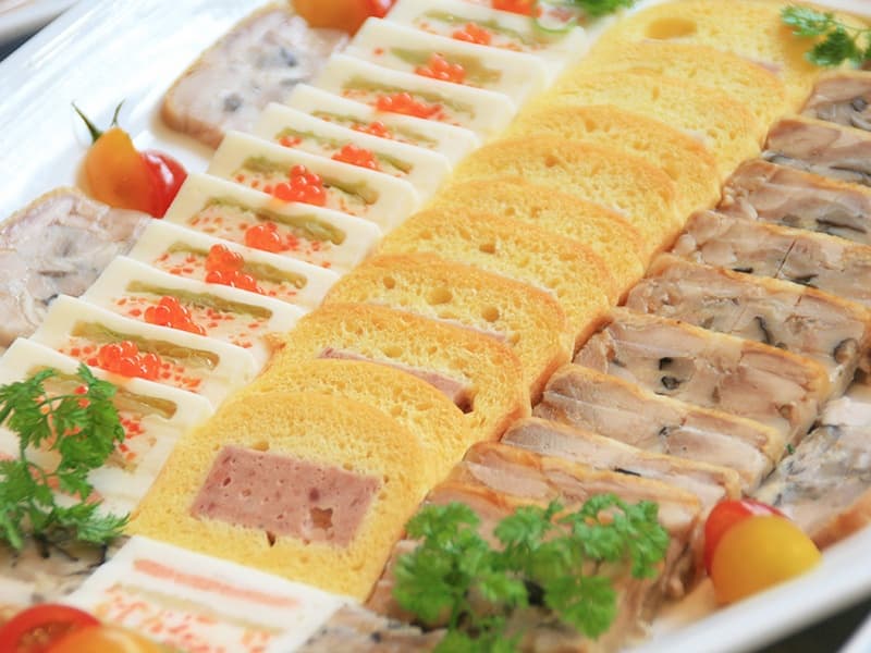 季節ごとの旬素材で作られるシェフこだわりの美味秀逸なパーティメニュー。その味わいを深めてくれるドリンクも種類豊富に取り揃えております。
ブッフェ＆オンテーブルスタイルなどお客様に合ったプランをご用意。メニューへのご要望等も承りますのでお気軽にお問合せください