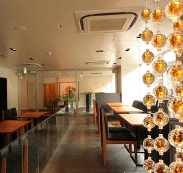 広々とした店内は、一面ガラス窓がより開放的な雰囲気を演出。和モダンな空間を貸し切って上質なパーティを