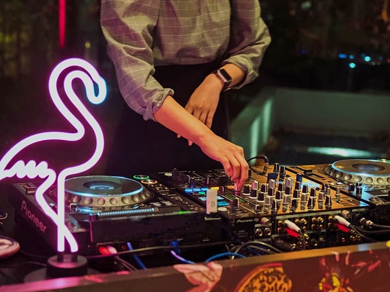 週末夜はDJによるライブイベントあり
その他不定期で大型イベントを開催しています